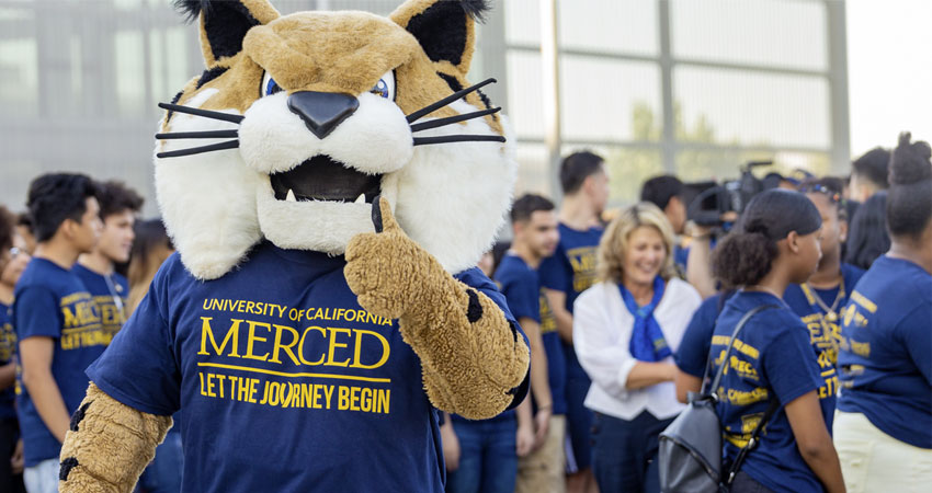 Rufus Bobcat welcomes students.